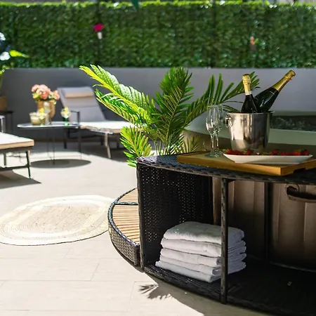 Oasis Luxury With Terrarce And Jacuzzi Apartament *