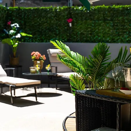 Oasis Luxury With Terrarce And Jacuzzi Apartament *