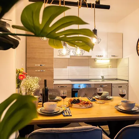 Oasis Luxury With Terrarce And Jacuzzi Apartament *