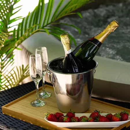 Oasis Luxury With Terrarce And Jacuzzi Apartament *