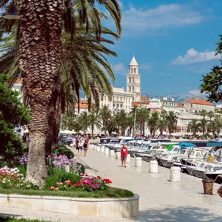 Oasis Luxury With Terrarce And Jacuzzi Split