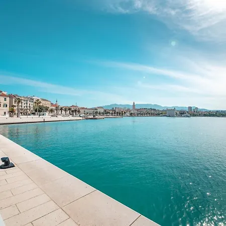 Oasis Luxury With Terrarce And Jacuzzi Apartament *