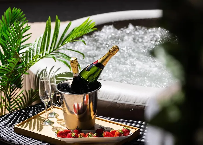 アパート Oasis Luxury With Terrarce And Jacuzzi スプリト