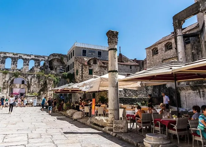 アパート Oasis Luxury With Terrarce And Jacuzzi スプリト